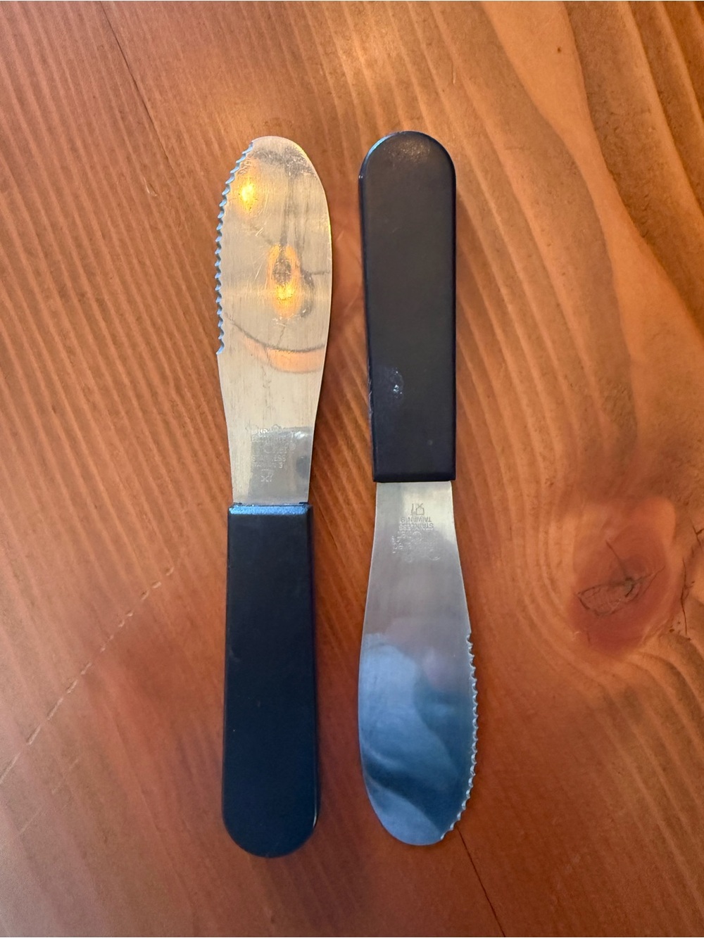 The Pampered Chef Stainless Serrated Spreaders with Black Handles
